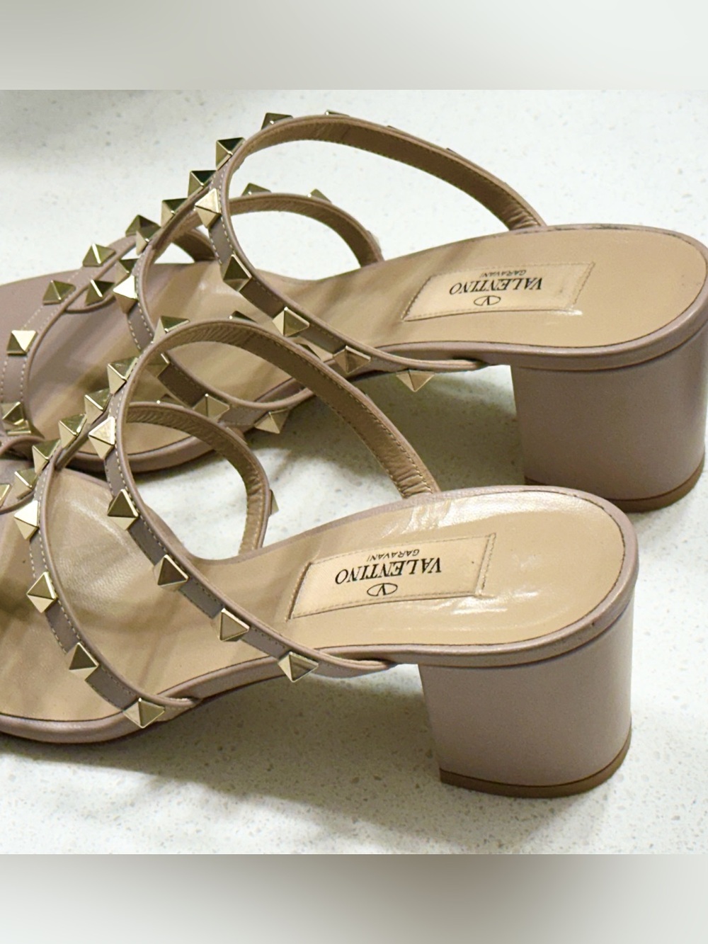 Valentino Garavani Beige Leather Pyramid-Stud Slide Sandal - Picture 9 of 11